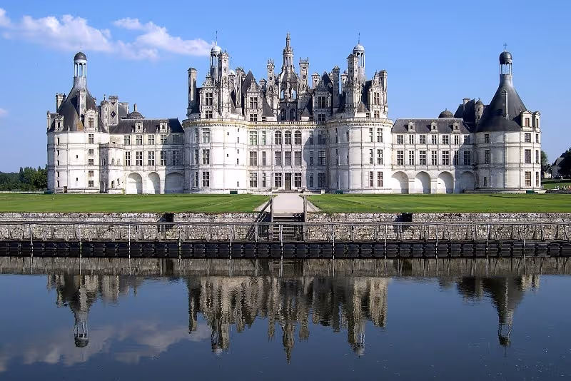 The intricate rooftop and facade of Château de Chambord